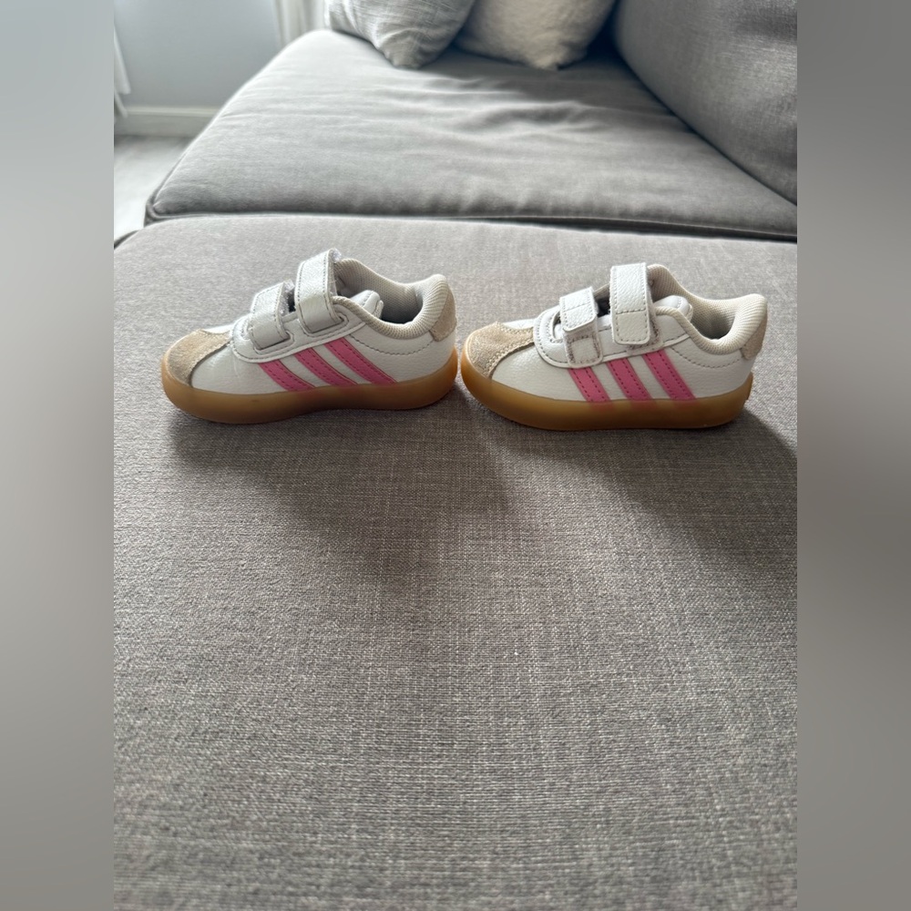 Size 5 adidas toddler girl tennis shoes - Picture 3 of 8